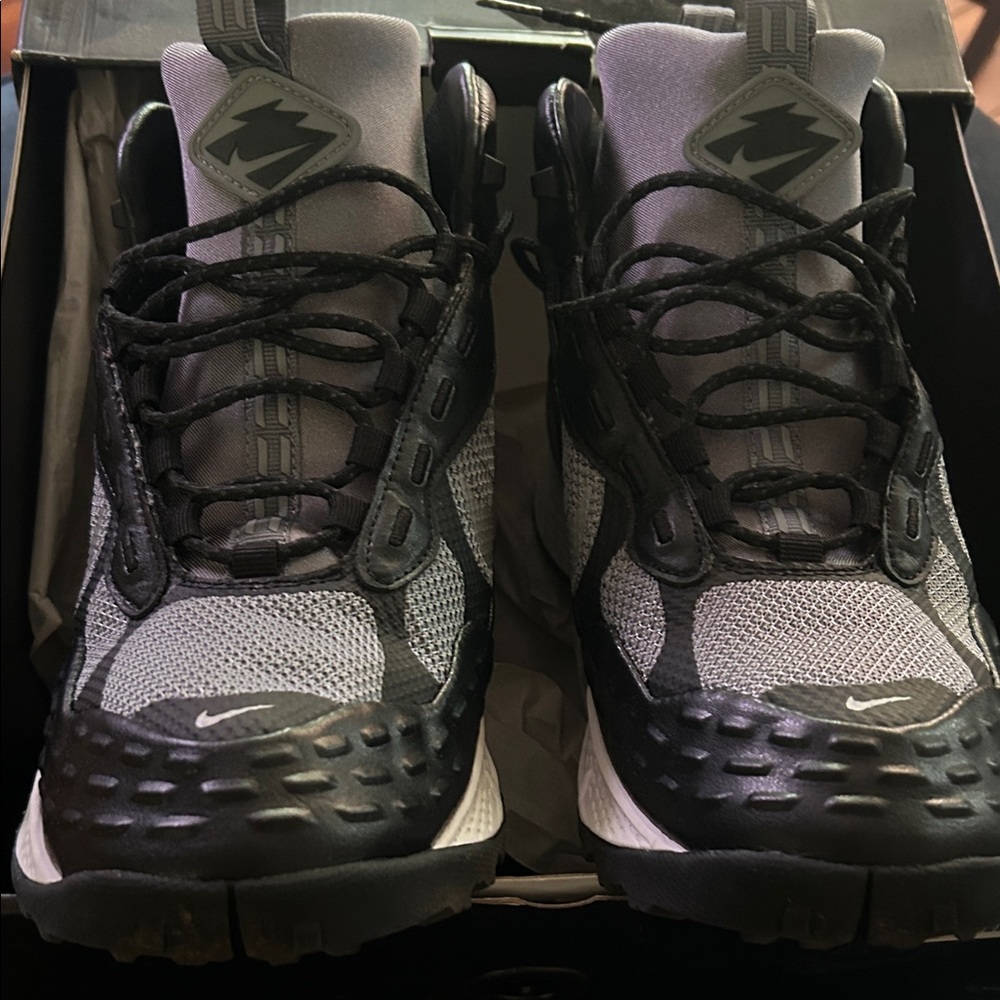 Nike air zoom sertig Men's Black and White Athletic Shoes